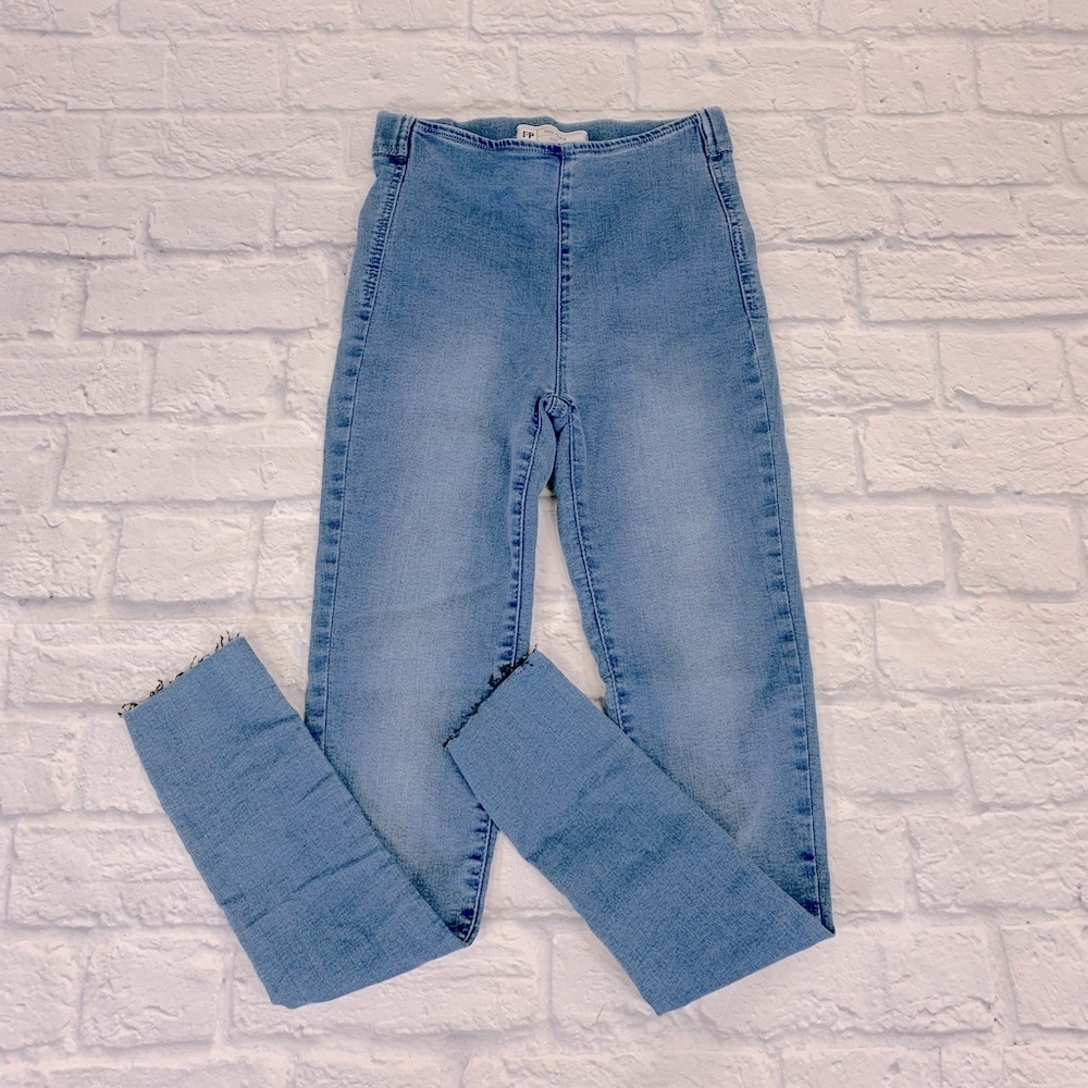 Free People Skinny Jeans Raw hem Stretchy Flat front Size 24 New